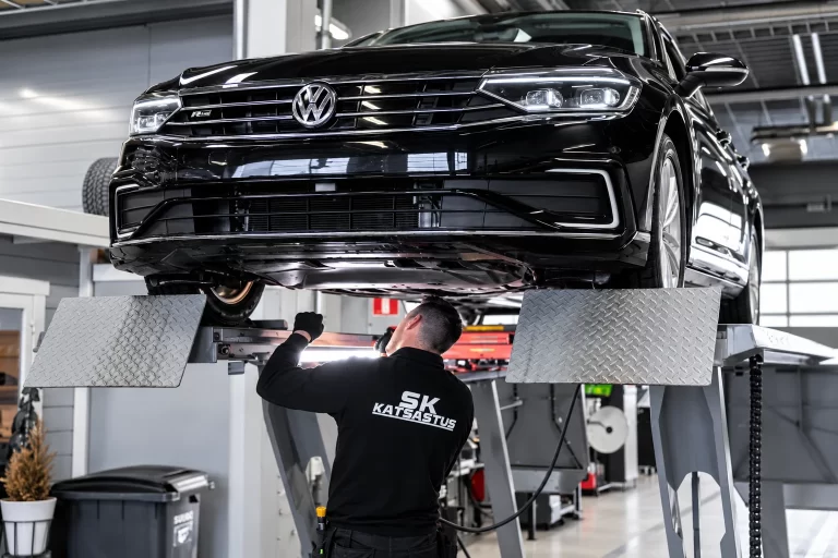 Auto nosturilla Lielahden katsastushallissa.