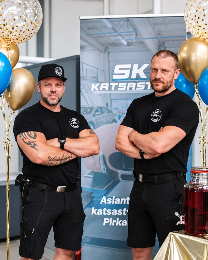 Kaksi SK Katsastuksen työntekijää tapahtumassa